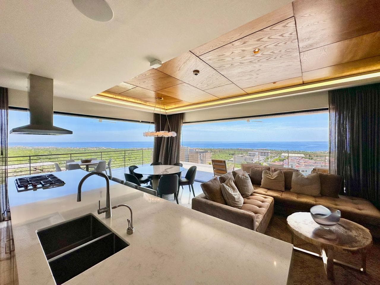 Cocina con vista panorámica al mar.