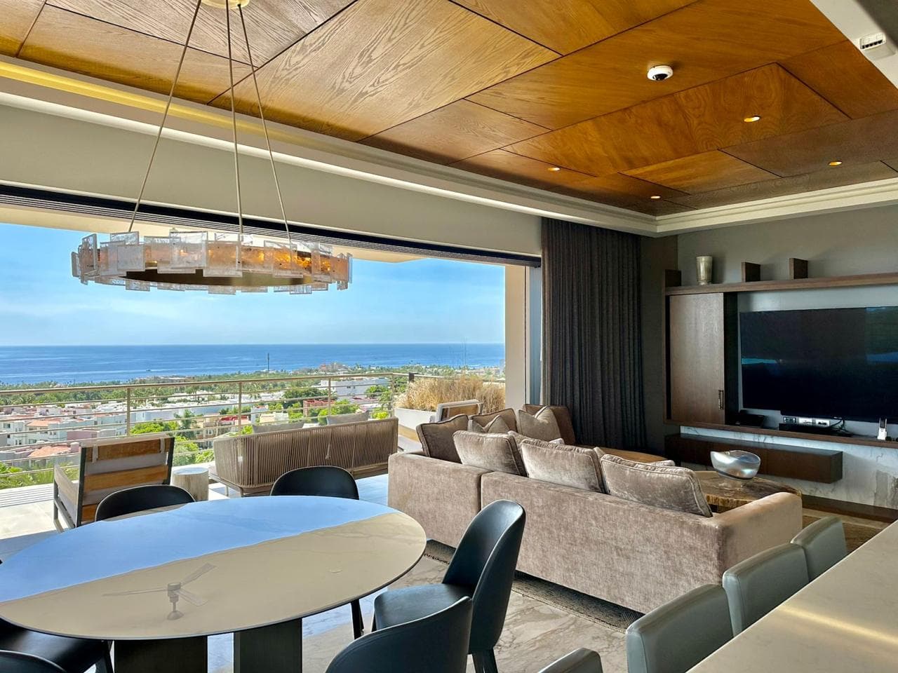 Sala y comedor con vista al mar.