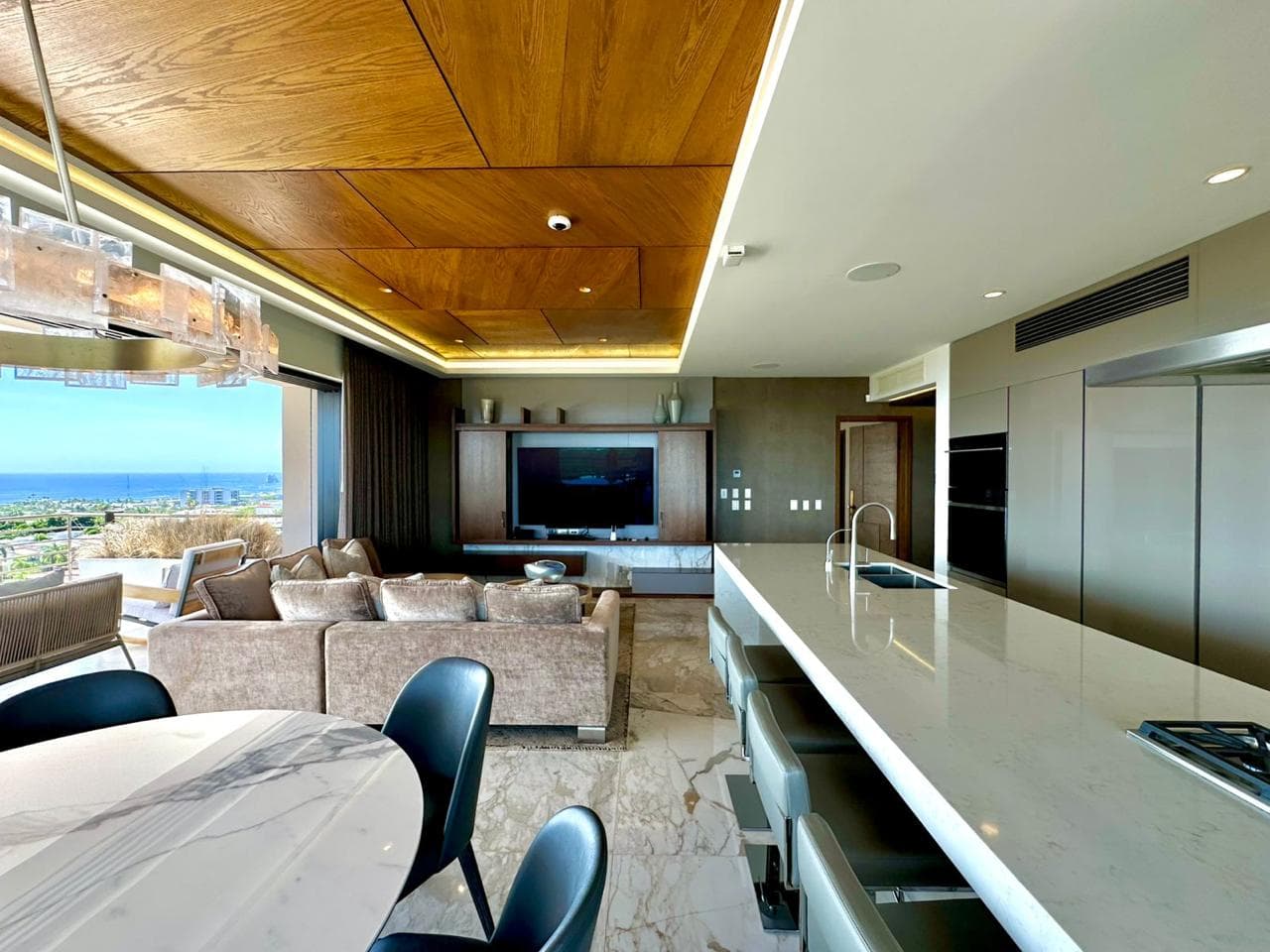 Cocina y sala de concepto abierto.