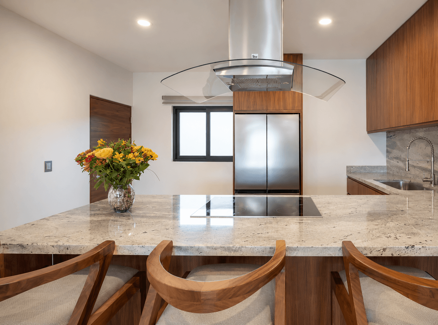 Barra de cocina con capacidad para cuatro personas, ideal para reuniones y vida cotidiana.