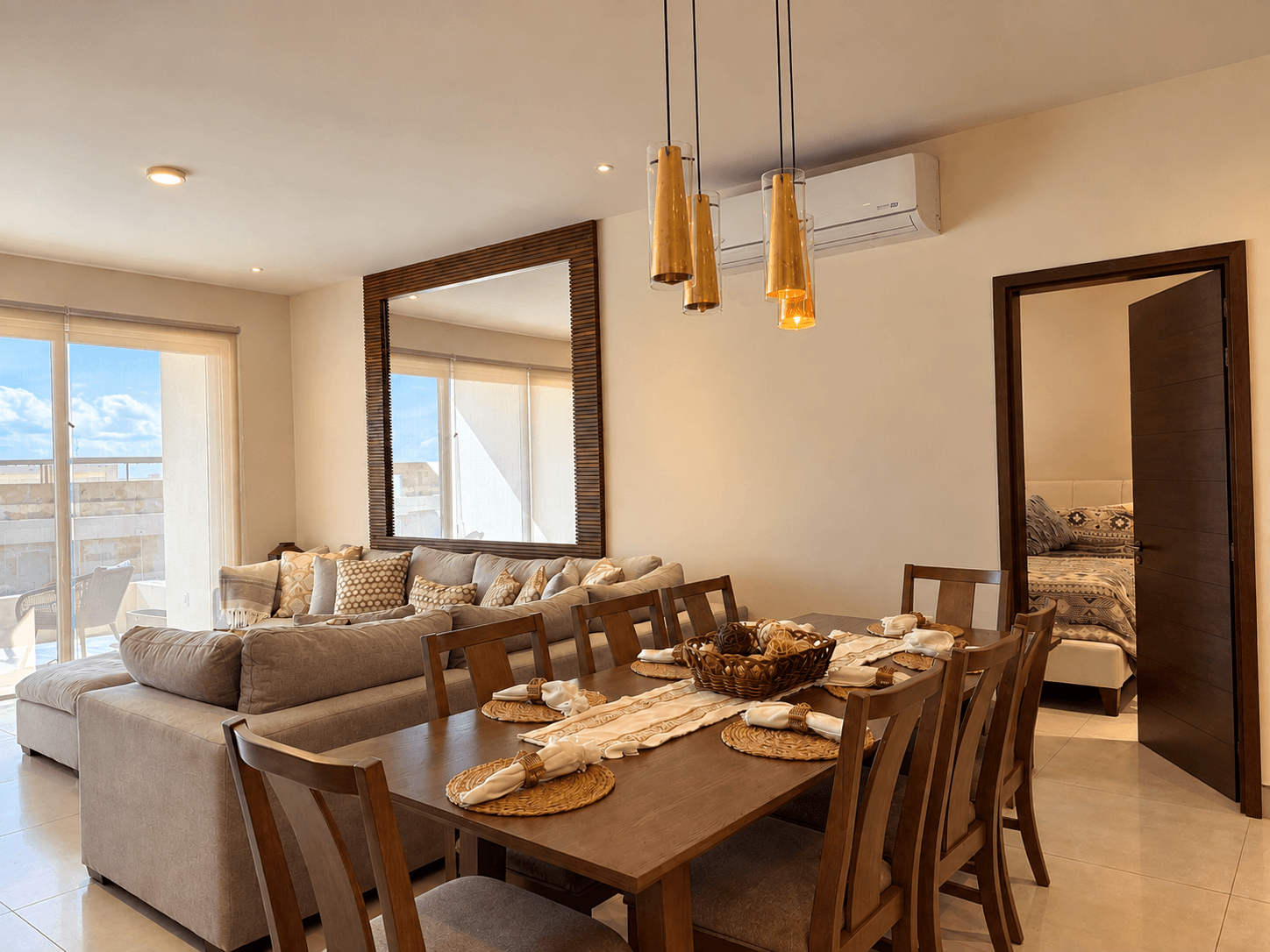 Comedor con mesa para seis y sala integrada.