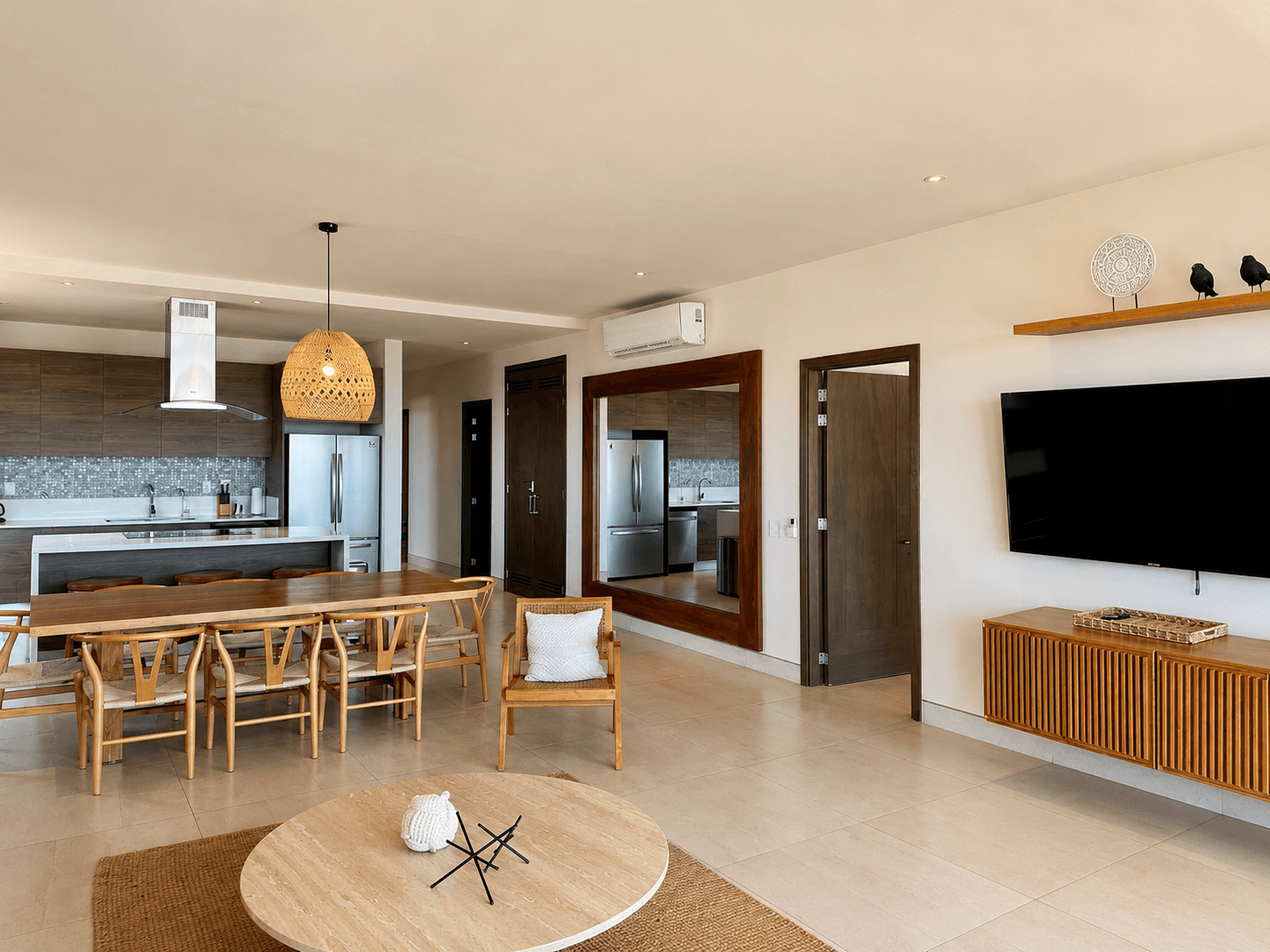 Sala y comedor con acabados en madera.